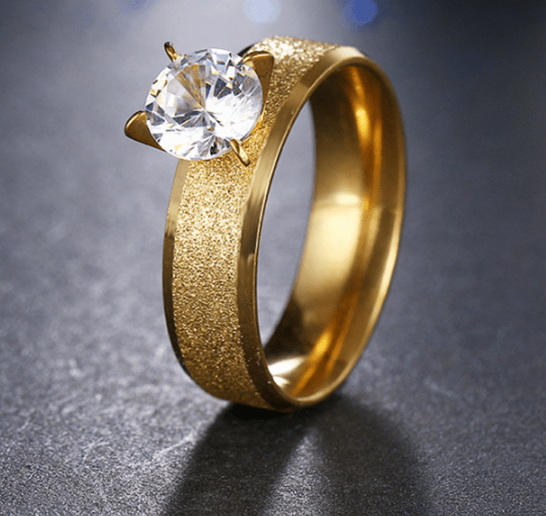 Smartuj Zlatý prsten z pískované chirurgické oceli s lesklým zirkonem SR000037 Velikost: 10